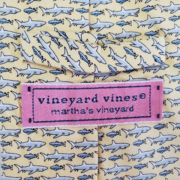 Vineyard Vines Shark Hand Picked Tie 100% silk - Picture 3 of 5